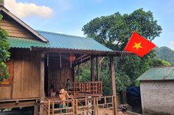 Cờ Tổ quốc phấp phới trên bản làng mang họ Bác Hồ