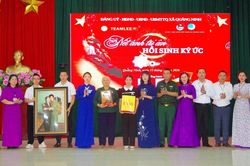 Trao di ảnh phục chế tặng thân nhân gia đình liệt sĩ