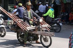 H&agrave; Nội: Hỗ trợ 20 triệu đồng cho hộ ngh&egrave;o chuyển đổi phương tiện giao th&ocirc;ng xanh