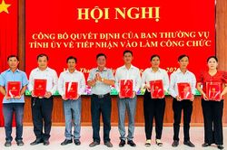 Xã Vĩnh Thuận tiếp nhận 7 công chức