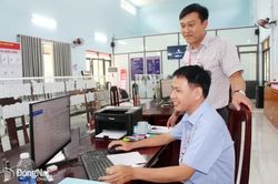 C&aacute;n bộ x&atilde; th&iacute;ch ứng với m&ocirc;i trường số