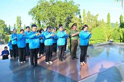 Hội Liên hiệp Thanh niên Việt Nam tỉnh Khánh Hòa dâng hương viếng Nghĩa trang liệt sĩ Hòn Dung