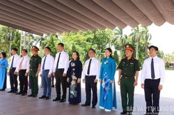 Đoàn đại biểu tỉnh Lạng Sơn dâng hương tại các nghĩa trang liệt sĩ quốc gia: Trường Sơn, Đường 9 và di tích quốc gia đặc biệt Thành cổ Quảng Trị