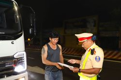 Giữ b&igrave;nh y&ecirc;n tr&ecirc;n tuyến giao th&ocirc;ng huyết mạch