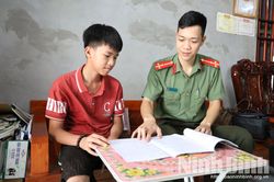 Những người cha, người mẹ đặc biệt trong sắc phục Công an nhân dân