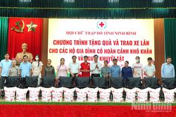 Trao quà và xe lăn cho các gia đình có hoàn cảnh khó khăn, người khuyết tật tại xã Ý Yên và xã Yên Cường
