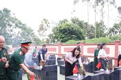 X&atilde; D&acirc;n Chủ d&acirc;ng hương tưởng niệm c&aacute;c anh h&ugrave;ng liệt sĩ, triển khai lấy mẫu h&agrave;i cốt phục vụ gi&aacute;m định ADN
