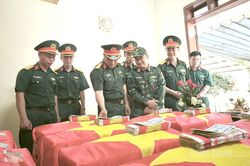 L&atilde;nh đạo Qu&acirc;n khu II kiểm tra c&ocirc;ng t&aacute;c t&igrave;m kiếm, quy tập h&agrave;i cốt liệt sĩ tại x&atilde; Thanh Thủy