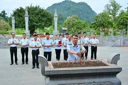 Dâng hương kỷ niệm 130 năm Ngày sinh đồng chí Hồ Tùng Mậu