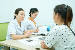 Nước mắt hạnh phúc của cặp vợ chồng hiếm muộn