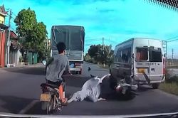 Luồn lách vượt xe tải, xe máy tông ô tô dừng đỗ