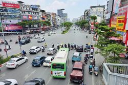 H&agrave; Nội tăng mức phạt vi phạm trật tự đ&ocirc; thị, nghi&ecirc;n cứu thu ph&iacute; chống &ugrave;n tắc