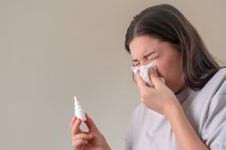 Bác sĩ chỉ mẹo phân biệt viêm mũi dị ứng và viêm xoang trong những ngày hè
