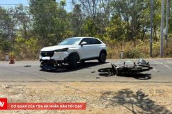 Xe máy chở 3 va ô tô chuyển hướng, khiến thiếu niên tử vong