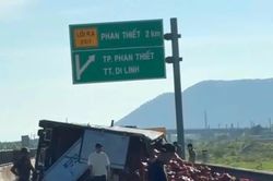 Xe tải lật chắn ngang đường cao tốc, phương tiện xếp hàng dài