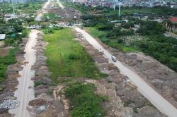 Vành đai 4 ngổn ngang phế thải xây dựng