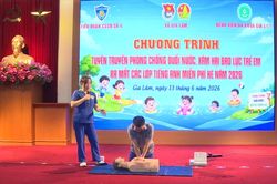 Cảnh sát cơ động trang bị kỹ năng an toàn cho trẻ em