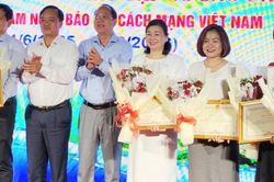 Tổng biên tập Tạp chí Du lịch TP.HCM nhận bằng khen của UBND tỉnh Cà Mau