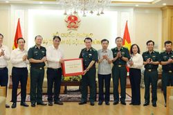 Đo&agrave;n c&ocirc;ng t&aacute;c của tỉnh l&agrave;m việc với Đảng ủy - Bộ Tư lệnh Bộ đội Bi&ecirc;n ph&ograve;ng