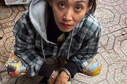 Người phụ nữ đứng trước tiệm tạp hóa, giấu một thứ trong bao thuốc lá khiến ai cũng sửng sốt