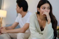 Sinh nhật con gái tôi nhắn tin cho chồng cũ 'Nhớ anh lắm', 3 ngày sau nhận được một bưu phẩm, mở ra thì òa khóc