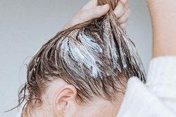 Quy trình gội đầu chuẩn salon giúp tóc sạch sâu và bồng bềnh tự nhiên