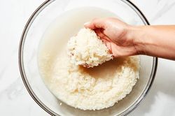 Sai lầm khi vo gạo nhiều người mắc phải khiến cơm kém ngon, tăng nguy cơ giữ lại tạp chất