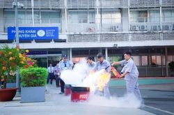 H&agrave;ng trăm y, b&aacute;c sĩ v&agrave; nh&acirc;n vi&ecirc;n Bệnh viện Chợ Rẫy tham gia tập huấn nghiệp vụ PCCC v&agrave; CNCH