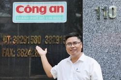 Phía sau trang báo