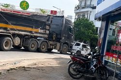 Khoảnh khắc ô tô con chuyển làn vào 'điểm mù', bị xe ben ủn đi hàng chục mét