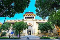 Giảng đường, khu tập thể, sân chơi, vườn hoa: Một phần thành phố nhìn từ ký ức