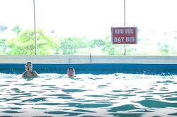Xã Chương Dương mở lớp dạy bơi miễn phí cho trẻ em khó khăn