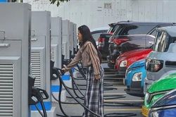 Hà Nội: Bãi đỗ xe công trình mới phải dành 30% chỗ đỗ làm trạm sạc