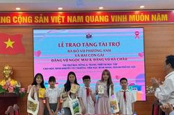 Trao tặng học bổng và trang thiết bị học tập cho học sinh khuyết tật