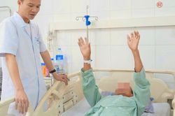 Một dấu hiệu xuất hiện l&uacute;c 2 giờ s&aacute;ng b&aacute;o động đột quỵ nguy hiểm, người đ&agrave;n &ocirc;ng may mắn tho&aacute;t di chứng