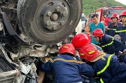 Video giải cứu tài xế mắc kẹt sau vụ tai nạn trên cao tốc La Sơn - Hòa Liên