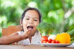 Giải pháp giúp trẻ tiểu học tự nguyện ăn rau tại trường