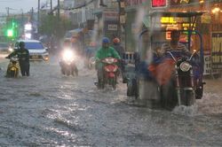Xuất hiện rãnh gió mùa gây mưa rất lớn cho 10 tỉnh thành miền Bắc