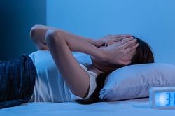 Mệt mỏi cả ng&agrave;y tối về trằn trọc kh&ocirc;ng ngủ được h&atilde;y thử ngay mẹo n&agrave;y