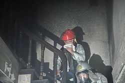 Thót tim 'pha' lính cứu hỏa dũng cảm cứu người trong đám cháy lúc rạng sáng