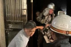 Kịp thời cứu nạn hai người mắc kẹt trong đám cháy lúc rạng sáng