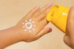 Thu hồi h&agrave;ng loạt mỹ phẩm nhập khẩu, c&oacute; Anessa v&agrave; Hadalabo