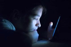 Anh sẽ cấm ho&agrave;n to&agrave;n trẻ em dưới 16 tuổi sử dụng mạng x&atilde; hội