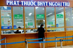 Bệnh viện thiếu thuốc, người d&acirc;n phải mua thuốc ngo&agrave;i nhưng kh&oacute; được ho&agrave;n tiền