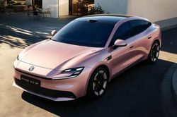 Chiếc ô tô không đổ xăng này chạy được 650 km mà chỉ có giá bằng 4 xe máy Honda SH