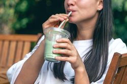 Máu chuyển màu trắng đục do uống trà sữa thay nước lọc