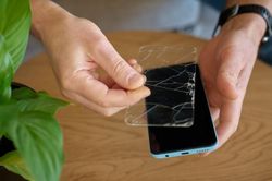 Nứt kính điện thoại dù không làm rơi vì thói quen ít ai ngờ
