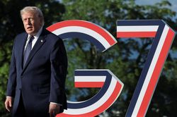 &Ocirc;ng Trump bước v&agrave;o 'buổi họp gia đ&igrave;nh gượng gạo' của G7