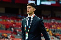 Tuyển Australia bước xuống xe như dàn CEO ở World Cup