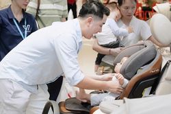 Ghế trẻ em trên ôtô hút khách, giá 10 triệu vẫn nhiều khách quan tâm